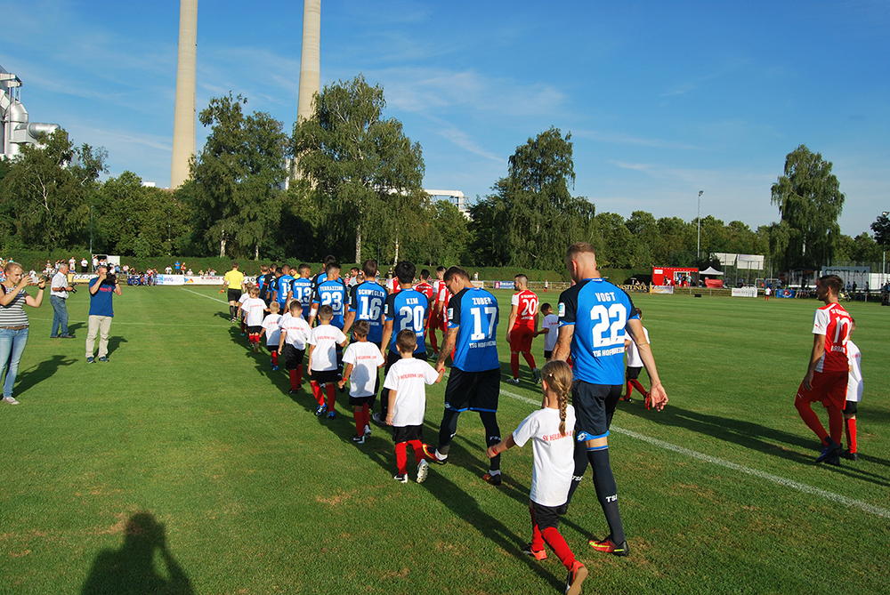 Einlauf TSG 1899 Hoffenheim mit dem SV Heilbronn am Leinbach